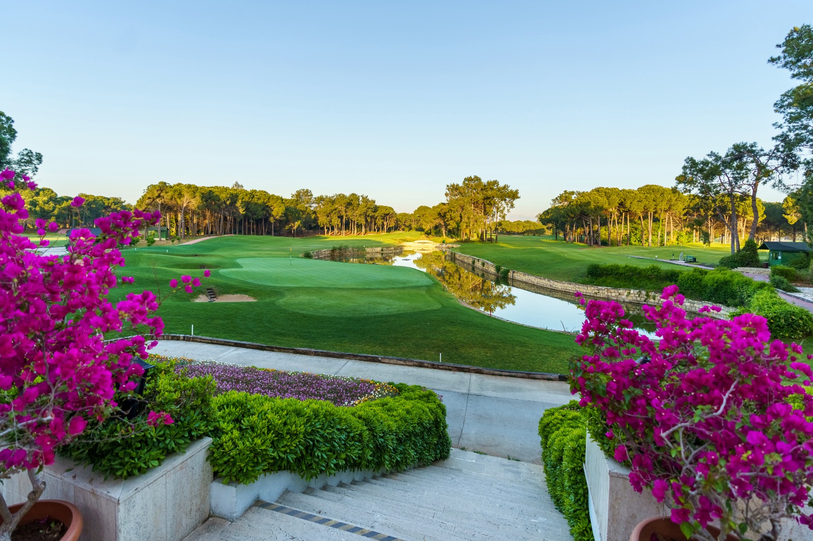 Regnum Carya Carya Golf Club sahası ve National Golf Club panoramik manzarası, Antalya Belek spor turizmi.